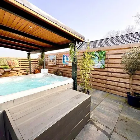 Сasa de vacaciones Cozy With Private Jacuzzi And Cinema Between Amsterdam Haarlem And Schiphol Airport