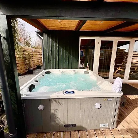 Сasa de vacaciones Cozy With Private Jacuzzi And Cinema Between Amsterdam Haarlem And Schiphol Airport