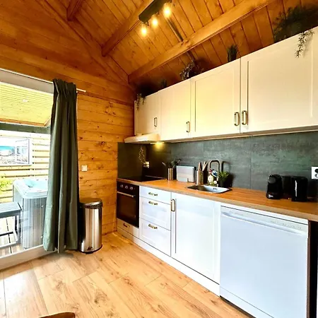 Сasa de vacaciones Cozy With Private Jacuzzi And Cinema Between Amsterdam Haarlem And Schiphol Airport