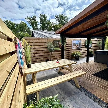 Сasa de vacaciones Cozy With Private Jacuzzi And Cinema Between Amsterdam Haarlem And Schiphol Airport
